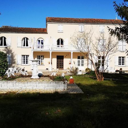 Le Clos Des Cedres B&B Ла-Рошфуко Экстерьер фото